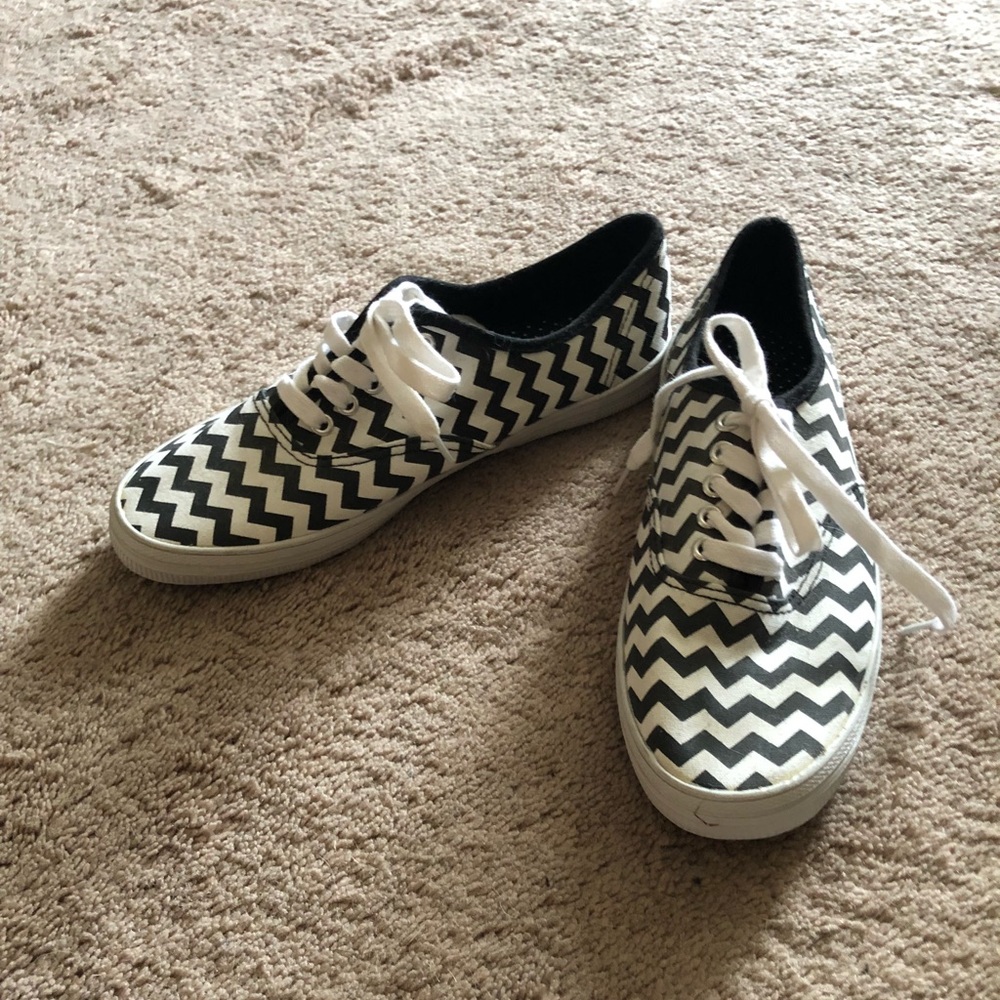 Chevron low top city sneakers size 7 NWT